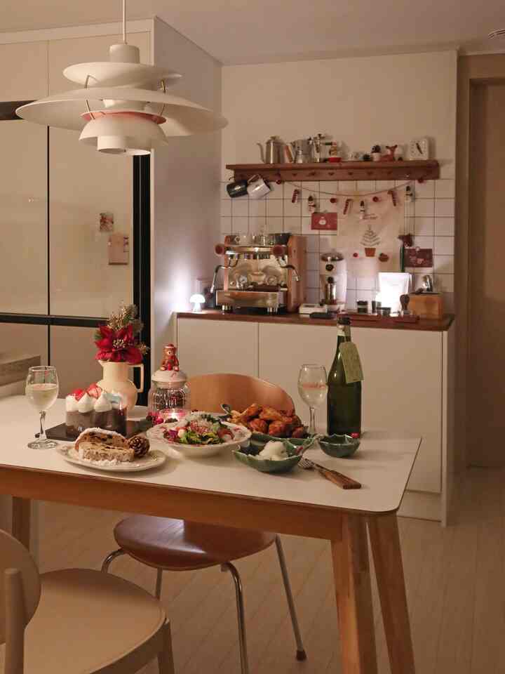 丁寧に用意した食べ物でなくてもかっこよく見える理由はおそらくきれいなプレートのためでしょう？
昨日は決勝戦でもあり、配達させたチキンを私が丁寧に盛り込んでいました^^
サラダもシュトレンもただ盛り込んだだけで、たっぷりのクリスマステーブル完成！
⠀
家のあちこちに置かれている小物や器、オーナメントを選んでとても幸せで、クリスマスを待つ時間もときめきでしたが、いよいよクリスマスが鼻の前ですね。
このすべてはモダンハウスでなかったら不可能だったと思います。
あなたはまだ遅れていません！さあ、私はモハに走ります〜
⠀
⠀
⠀
🎄私のモダンハウス購入リスト🎄
⠀
✔フェルトスノーマンキャンドガーランド
✔クリスマスジンジャーマンカップケーキウォーターボール
✔シンプルベリー＆パインレス
✔暖かい木生地ポスター
✔ホリデーベアセラミックキャップガラスキャニスター
✔ウィンターストーリースカロップゴールドリムパスタボール
✔冬の果実の葉付き楕円皿
✔ホリーツリーロングディナープレート
✔ホリーツリーソースボール
✔ホリーツリーミニボール
✔キラキラツリースナックプレート
✔雪花マグカップ
✔ポインセチア＆パインブーケ
✔シリコンダイニングテーブルマット

