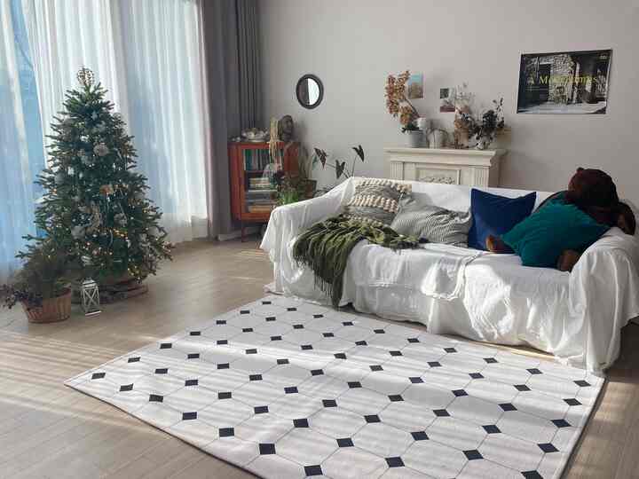 Interior ruang tamu ini menciptakan suasana nyaman dengan menambahkan sedikit kepekaan kasual pada suasana Prancis. Jendela yang menghadap ke selatan memungkinkan banyak sinar matahari masuk, dan keseluruhan alasnya berwarna putih, tetapi sofa dan aksesori lainnya ditambahkan agar tidak terlalu monoton. 