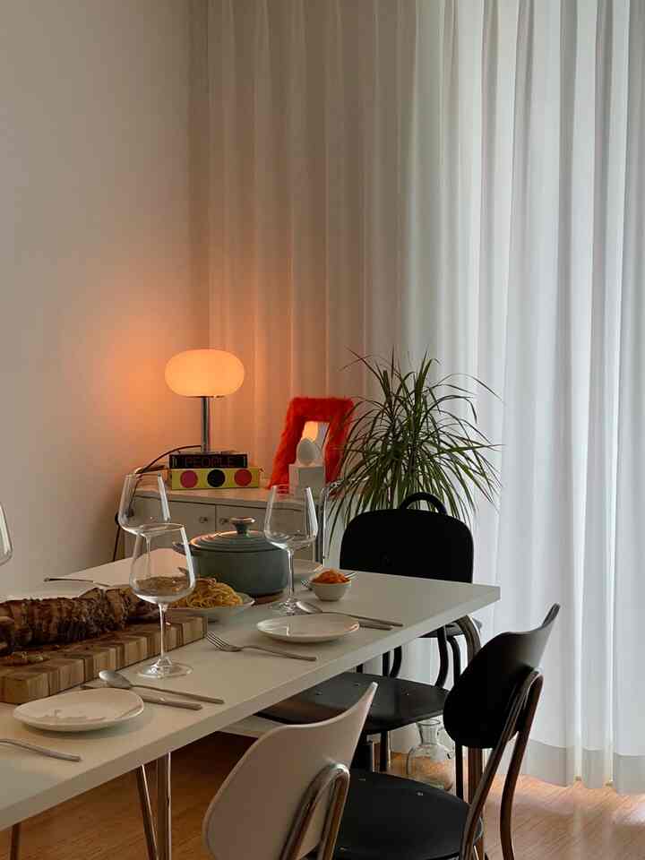 ワンテーブルインテリア #원테이블 #원테이블인테리어 #l&cstendal #엘엔씨스텐달 #아르노체어 #아키로테이블 #일광전구  #일광조명 #테이블조명 #퍼프레임 #퍼액자 #오렌지 #orange #르쿠루제 #빌레로이앤보흐 #모던인테리어 #컬러포인트 #신혼집 #신혼집인테리어