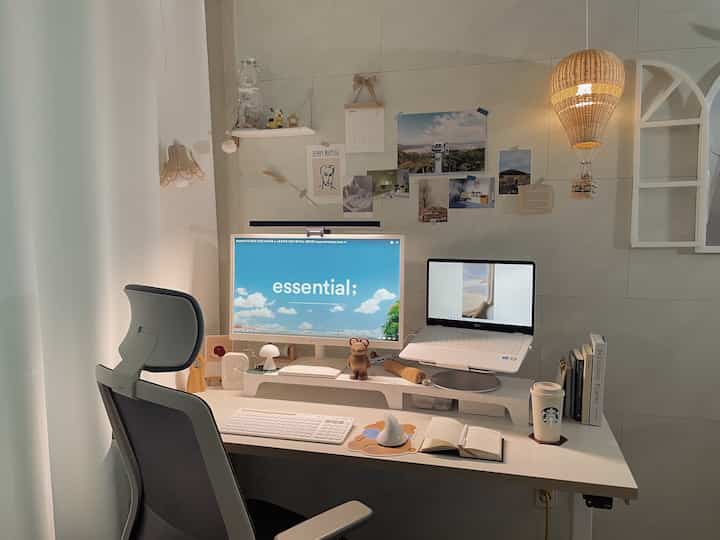 I really wanted to try the motion desk, so I kept my eyes on it and only looked at it at the exhibition, and now it’s in my house!
This is really a new world. Sitting for a long time is hard, and if the desk height is not right, it’s uncomfortable. This is really convenient because I can adjust it to the height I want. And it’s really convenient to work while standing up.
Since I work while sitting and standing, my efficiency definitely increases and it’s great. If you set a notification on the smart app, it will tell you to move.
Since I change my posture at that time, my back hurts less and I really like it.