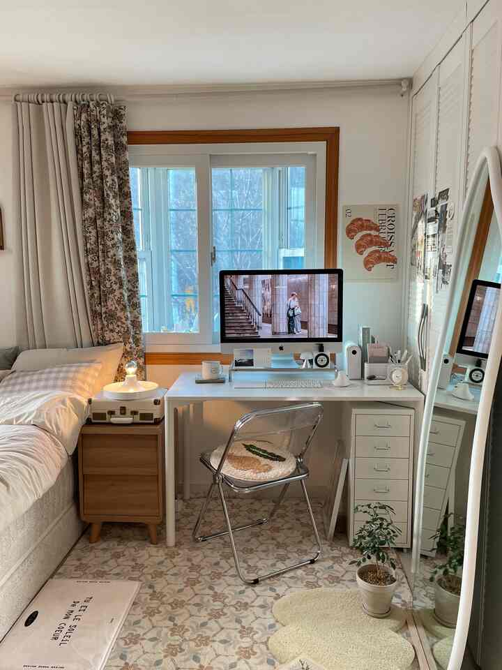 ホワイトとウッドトーンが調和した書斎タイプのホームオフィス、中央に透明な椅子とコンピュータデスクが配置された清潔感のある空間