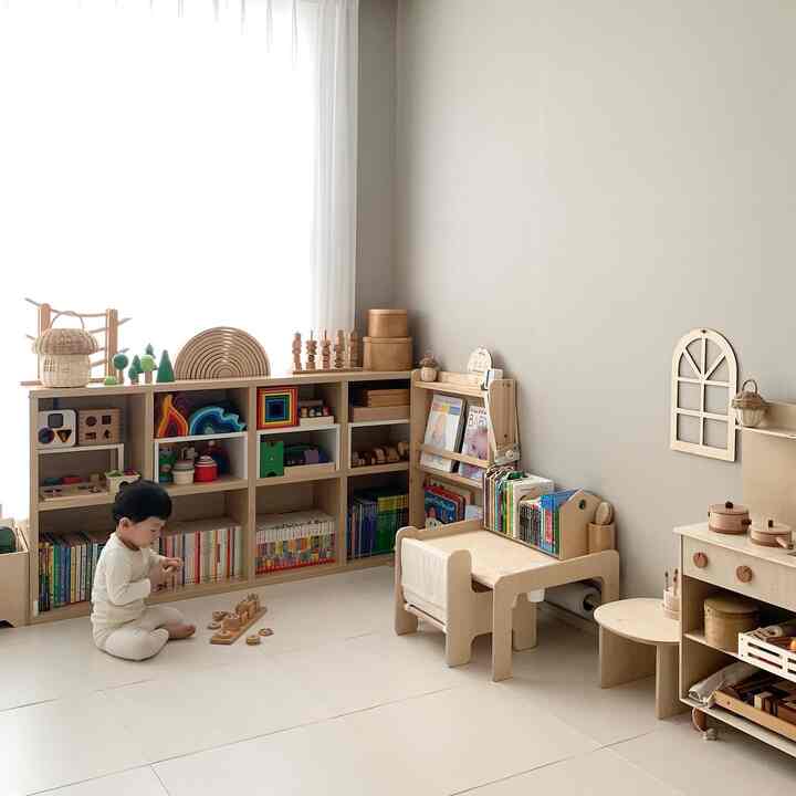 ナチュラルな木目調と白いタイルの床が調和する子供部屋、本棚や子供用机、キッチンおもちゃが整然と配置された雰囲気のあるインテリア