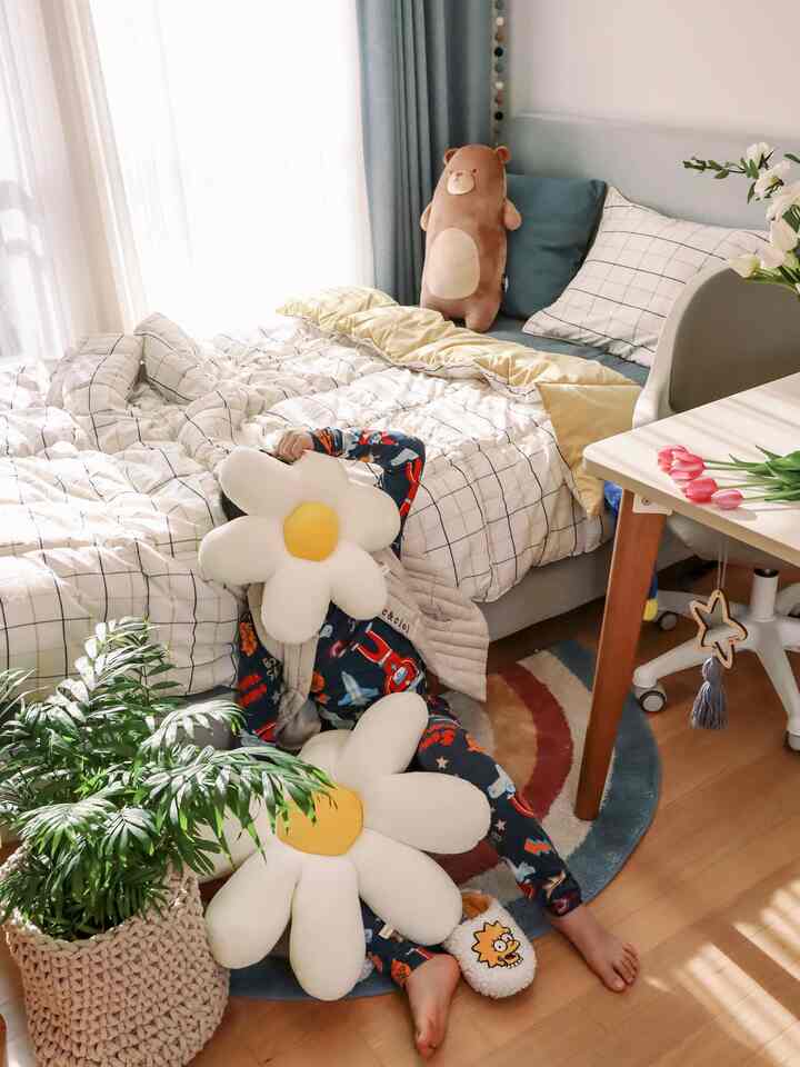Welcome Spring with Daisy Flower Cushion🌼
With spring coming, I'm slowly organizing my house.
It's a mood maker no matter where you put it, on the sofa or on the bed~
The soft and fluffy texture makes me want to keep leaning on it.
The bright yellow flower cushion brightens up the space🌼🌼