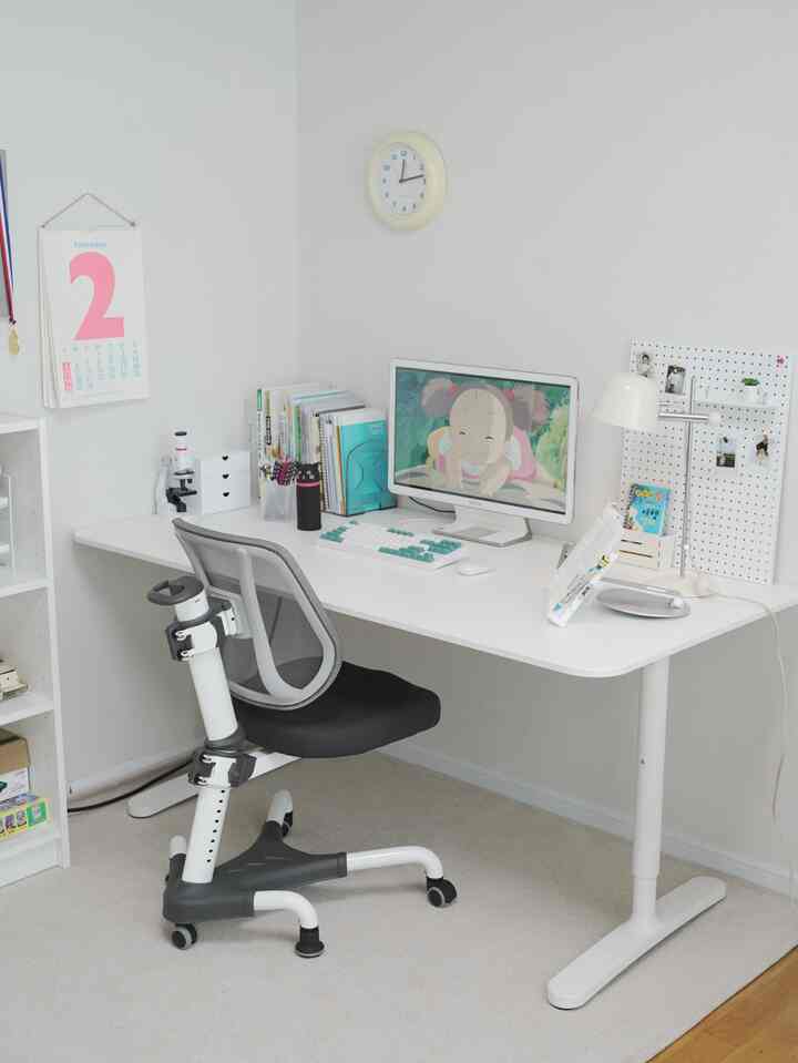 白を基調とした子供部屋のデスクスペース、パソコンとオフィスチェアが配置された整った学習環境