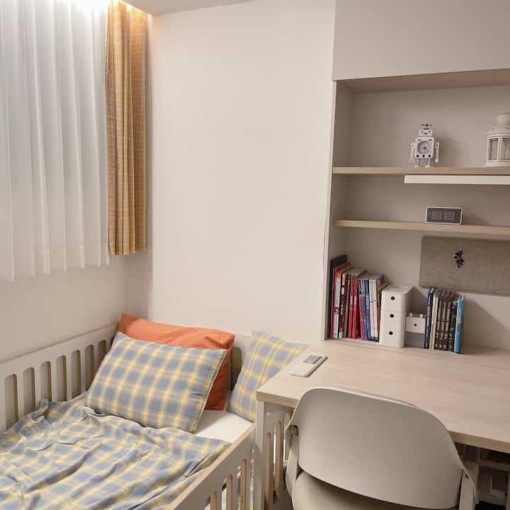 Akhirnya liburan panjang pun usai.

Aku kembali sebagai pelajar dalam mode bersemangat lagi.
Mejaku mulai berantakan😆😆

Meski begitu, saya akan berusaha menatanya serapi mungkin^^