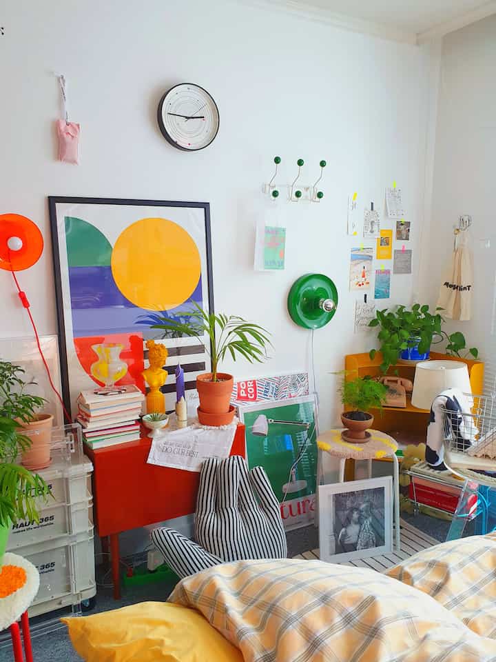 A bedroom on a spring day with a lot of yellow and green. 🌿