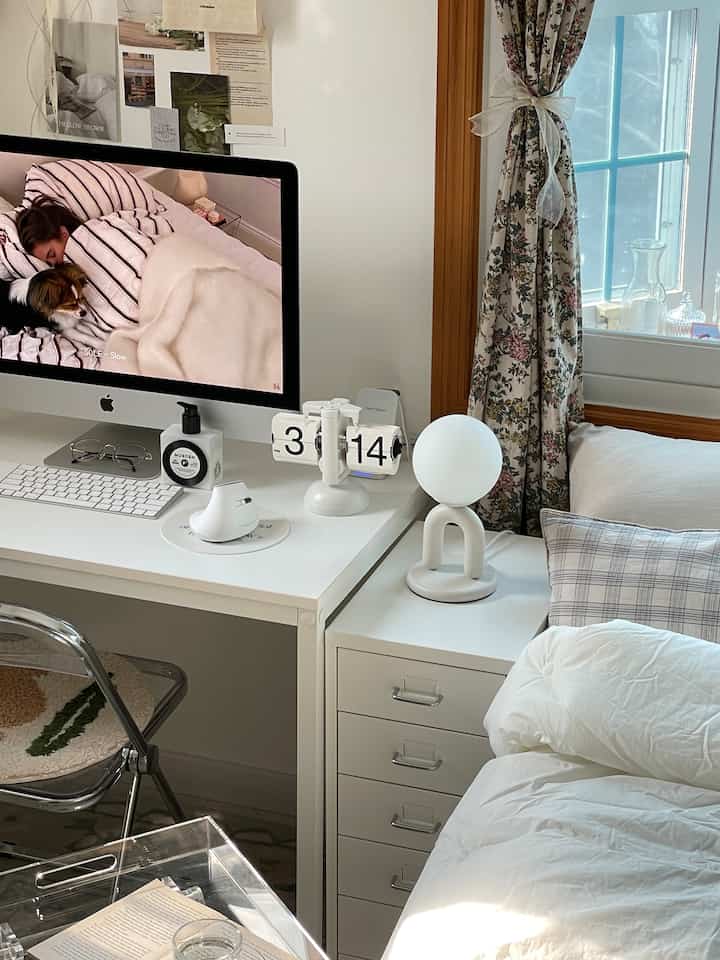 It's already Monday, so I'm going to introduce some items that will make your desk look hip :)