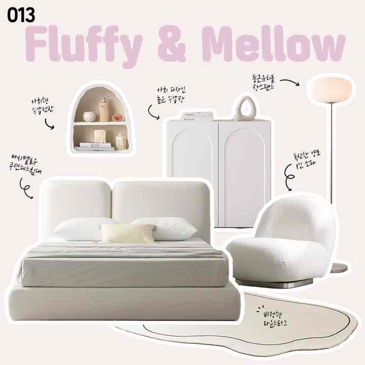 ホワイトとベージュのトーンの寝室、マシュマロクッションヘッドベッドと丸みのあるアーチ型家具、ふわふわの一人用ソファが居心地の良い空間を演出