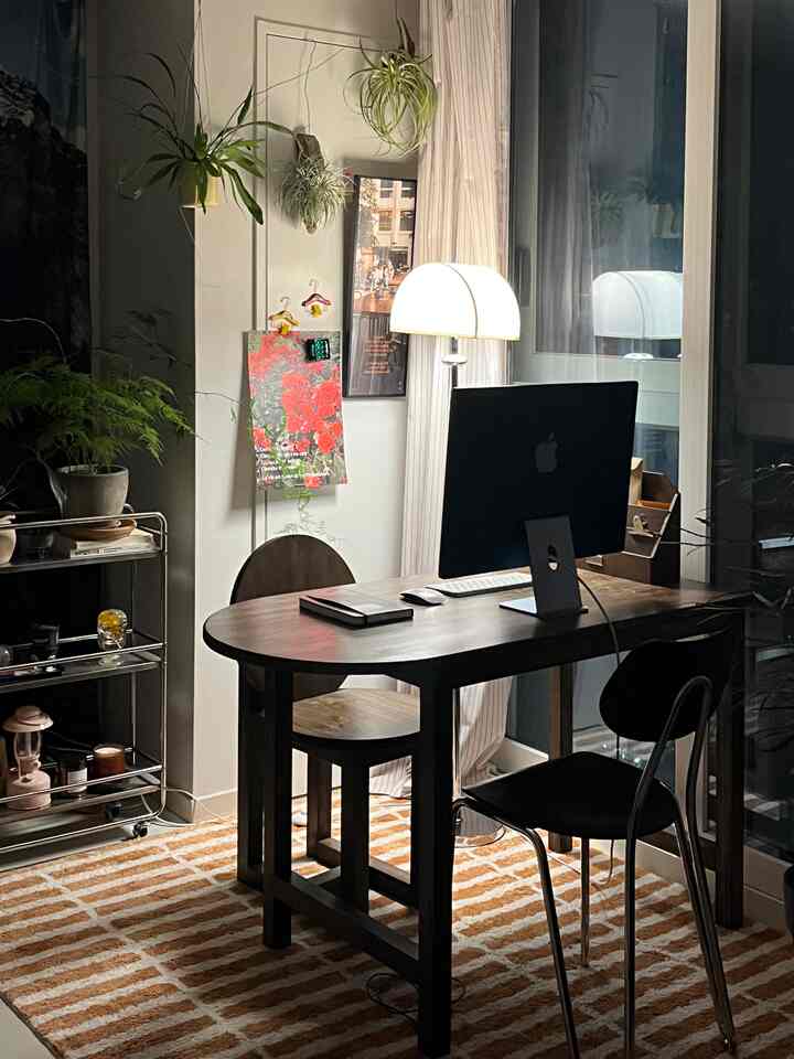 Satu cahaya menciptakan suasana emosional di siang hari, dan memenuhi ruangan dengan cahaya yang nyaman, bukan lampu neon di malam hari!