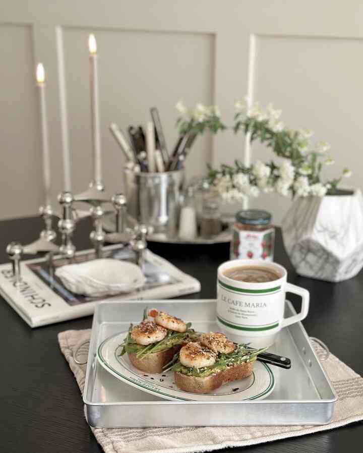 < Simple but great open toast + home cafe recommendations >

If you just stack the ingredients in your refrigerator on the bread, you can enjoy a simple and healthy open toast!

Today, I made open toast using shrimp and avocado arugula!

[Shrimp avocado open toast]

Ingredients: 2 slices of rye bread, 4 frozen cocktail shrimp, 1/2 avocado, a little arugula, cheese, pepper, cayenne pepper, crushed pepper, 1t lemon juice

1. Toast the rye bread.
2. Mash the avocado with salt, pepper, and 1t lemon juice.
3. Sprinkle pepper and cayenne pepper on the shrimp and fry them well in a pan.
4. Layer the prepared avocado spread, arugula, and shrimp on the toasted bread in that order, then plate with cheese, pepper, crushed pepper, etc. and you're done!

