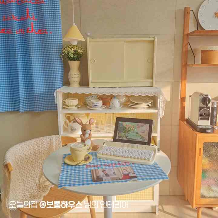 白と木目調の調和が美しい居心地の良いダイニングルーム、カフェ風とホームオフィス用品が配置された空間