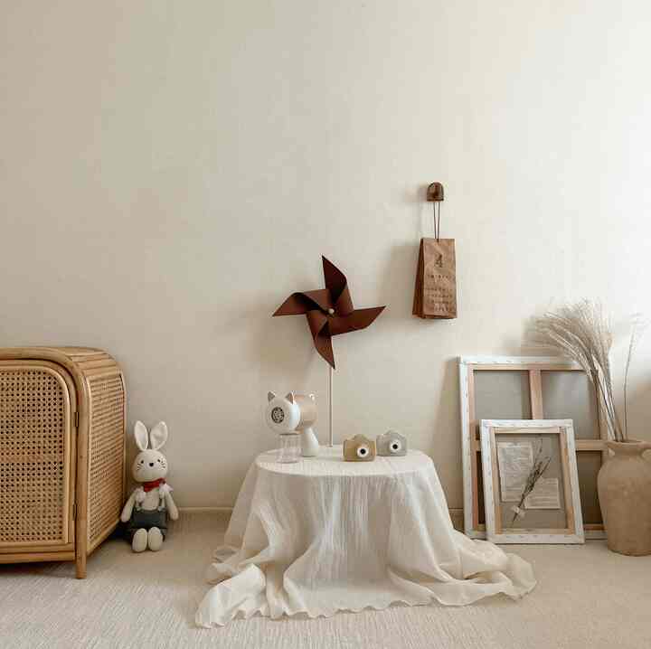 ベージュとナチュラルカラーの子供部屋の小物が配置された雰囲気のある空間