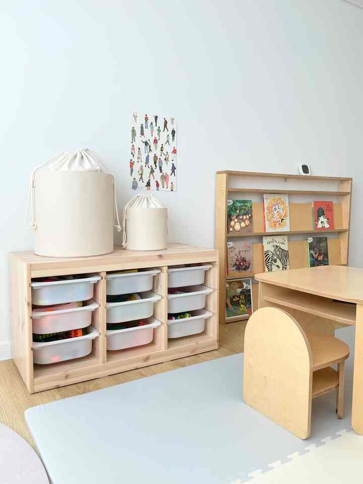 Di sinilah akhir pengorganisasian alat peraga dan mainan anak! 

 - IKEA TROFAST  
Kotak penyimpanan ini dioptimalkan untuk menyimpan mainan anak kecil.
Tersedia dalam dua jenis: bingkai kayu pinus dan putih, dan kotak penyimpanan tersedia dalam tiga ukuran: kecil, sedang, dan besar, sehingga Anda dapat memilih salah satu untuk memenuhi kebutuhan setiap rumah tangga.
Saya memilih 9 ukuran kecil, tetapi saya ingin merekomendasikan 7 ukuran kecil dan 1 ukuran sedang.

Jika Anda mengklasifikasikan tanah liat, mobil kecil, rumah bermain, boneka kecil, dan benda kecil lainnya, Anda dapat menemukannya dan memainkannya.
Saya ingin merekomendasikannya untuk kamar anak dengan nuansa kayu. 



