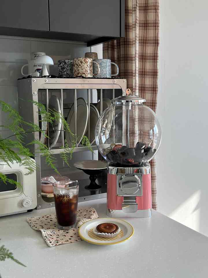 I needed a capsule storage box, so I tried this cute capsule storage box. It holds a lot of coffee capsules, so it's very useful, and thanks to the coffee capsule storage box, my kitchen looks even cuter!