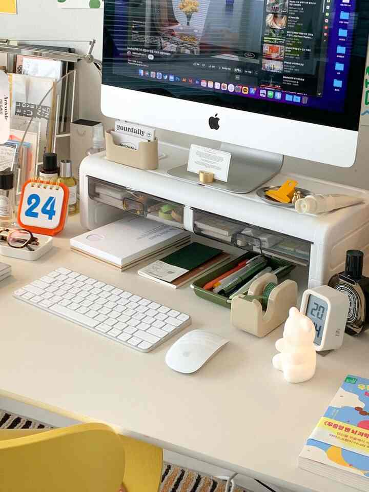 白を基調としたホームオフィスのデスク、整理されたモニター台とコンピューターが配置されたミニマルな作業空間