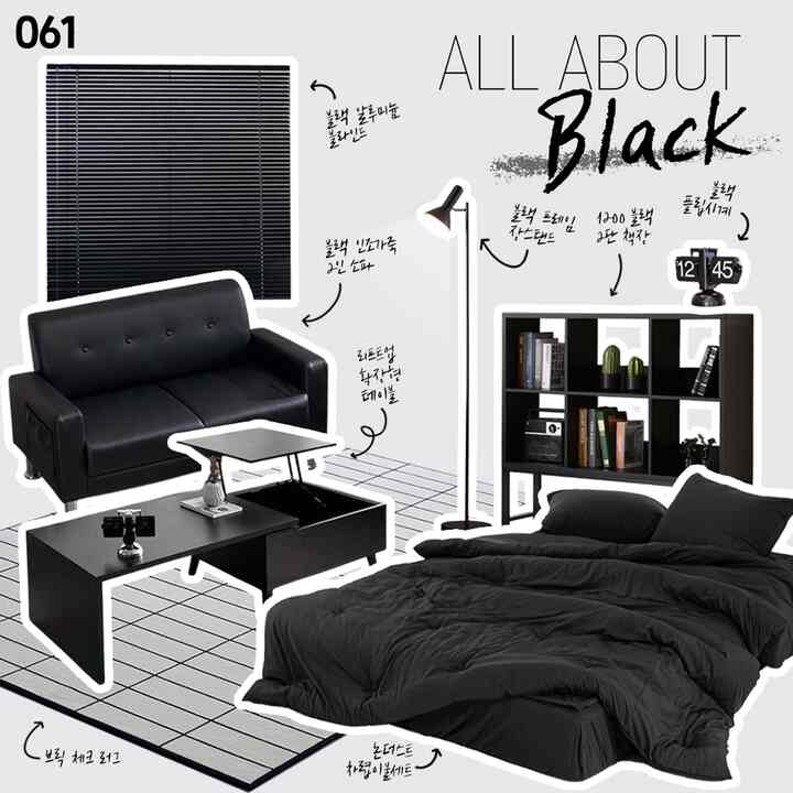 モノトーンの黒を基調としたワンルーム、黒いソファと寝具、本棚、ブラインドが配置された印象的なモダンインテリア