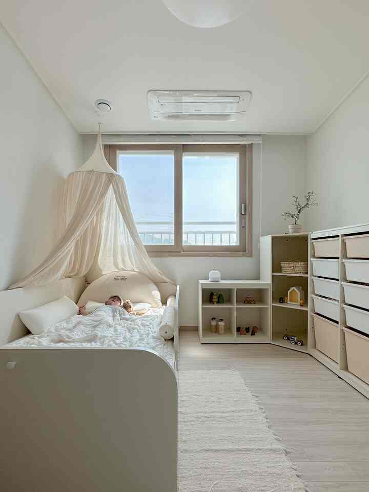 引っ越しながら子供の遊び空間と睡眠空間を分離
遊んだ時はしっかり遊んで、よくはよく眠れる環境を作ってくれました！

もともとはお部屋で一緒に寝ていましたが、
子供の寝室を作って分離睡眠する計画でした。