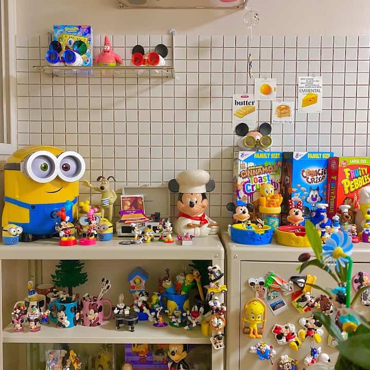 黄色と白色の壁、棚やキャビネットにおもちゃがいっぱいのキドルドコレクションルーム