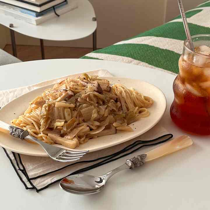 Today's lunch is aged kimchi pasta with perilla oil. I made this to use up the aged kimchi left over from ordering raw fish, but I actually made it without much expectation, but it was so delicious that I took a picture!