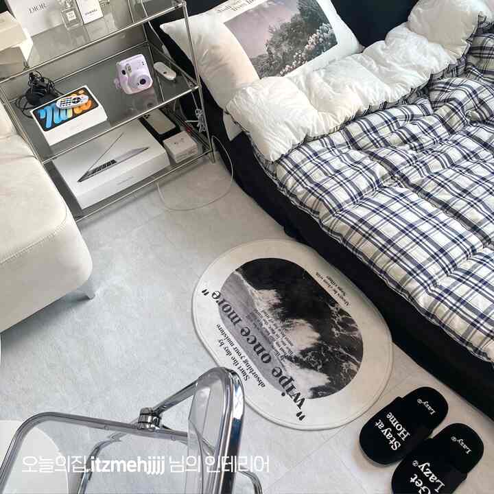 ホワイトとブラック、ベージュ調の寝室、整ったベッドとメタルシェルフが調和した自然な雰囲気のインテリア