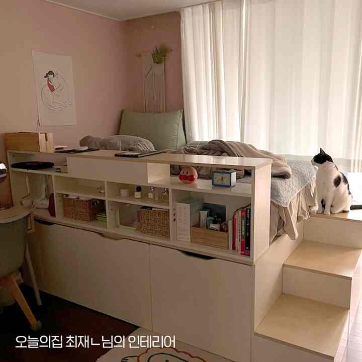 柔らかいベージュ調の寝室、猫とペット用家具が配置されたシンプルでナチュラルな空間