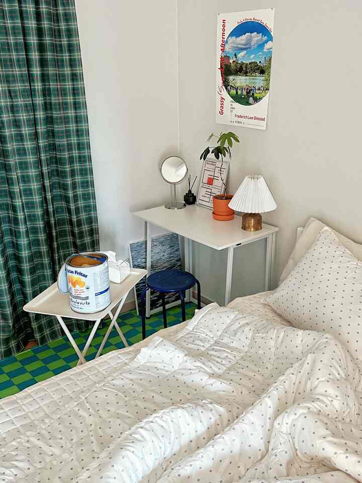 ホワイトとグリーンのトーンの寝室、ミッドセンチュリーモダン家具とチェッカーボード柄の床が調和した雰囲気のあるインテリア