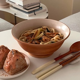 비 오는 날 먹기 좋은 닭고기 대파 우동 한 그릇🍜 
만드는 방법은 아주 쉬운데 국물은 캬..소리가 절로 나오는 맛이예요. 우동을 좋아하는 편은 아닌데 눈 떠보니 한 그릇 뚝딱 완료;
요즘 날씨가 오락가락 하더니 금토일 3일이나 비가 온다고 해서 시원하게 내리길 바랬는데, 제가 있는 지역은 비가 한 방울도 안왔네요..! 점점 알 수 없어지는 날씨☂️
#오라이프추천 #오라이프 #홈스토랑 #집밥 #플레이팅 #쿠킹 #홈쿡 #레시피 #간단요리 #메뉴추천 #플레이팅 #온더테이블 #집밥레시피 #홈쿠킹 #한그릇음식 #한그릇요리 #초간단요리 #간단한요리 #쉬운요리 #자취요리 #우동 #우동한그릇 #닭고기대파우동 #면요리 #예쁜그릇 #우드그릇 #나무그릇 #그릇공유