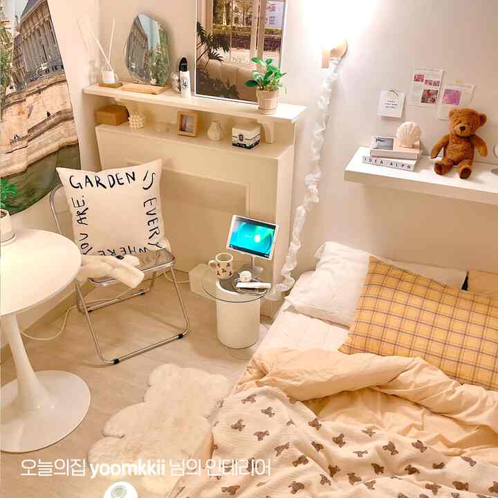 ベージュとホワイトのトーンが特徴の小さな寝室、ベッドとナイトテーブル、クッションが配置された雰囲気のあるナチュラルなインテリア