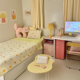 오렌지 콕콕박힌 이불로 교체해봤어요!
방 분위기가 덕분에 상큼상큼 너무 귀여워진 것 같아요🧡
#오하우스시즌8 #오하우스  #침실인테리어  #인테리어포스터 #인테리어소품 #원룸꾸미기 #자취방꾸미기 #인테리어 #원룸인테리어 #인테리어포스터 #아기방인테리어 #아기방 #아이방꾸미기 #아이방그림 #일러스트 #엽서 #벽꾸미기 #차렵이불 #여름이불 #이불추천 #미니책상 #좌식테이블 #책상서랍 #모듈협탁 #마켓비 #노란색인테리어 #핑크인테리어  #책상 #의자 #키치인테리어 