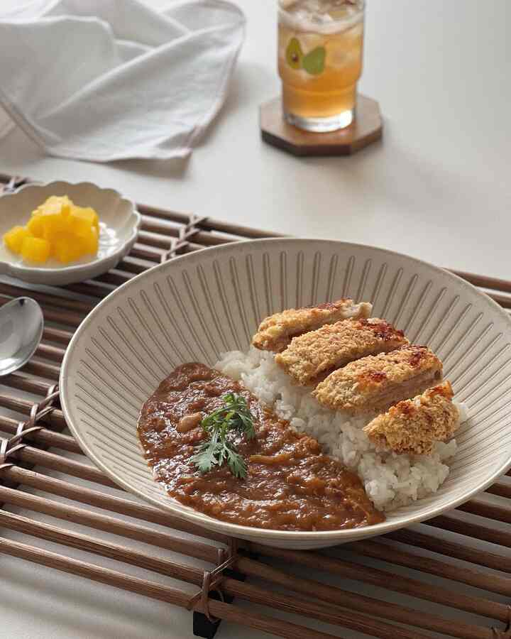 Curry plating using pork cutlet
Even if I eat alone, it's delicious and I tend to plate it nicely
Today, I took out low-moisture curry and pork cutlet from the freezer
And plated it like I was eating at a curry specialty store~ 
#Olife 3rd season  #홈스토랑 #집밥 #플레이팅 #오늘의식탁 #쿠킹 #홈쿡 #레시피 #간단요리 #메뉴추천 #홈파티 #집들이 #홈파티음식 #홈파티플레이팅
#Curry plating #라탄트레이