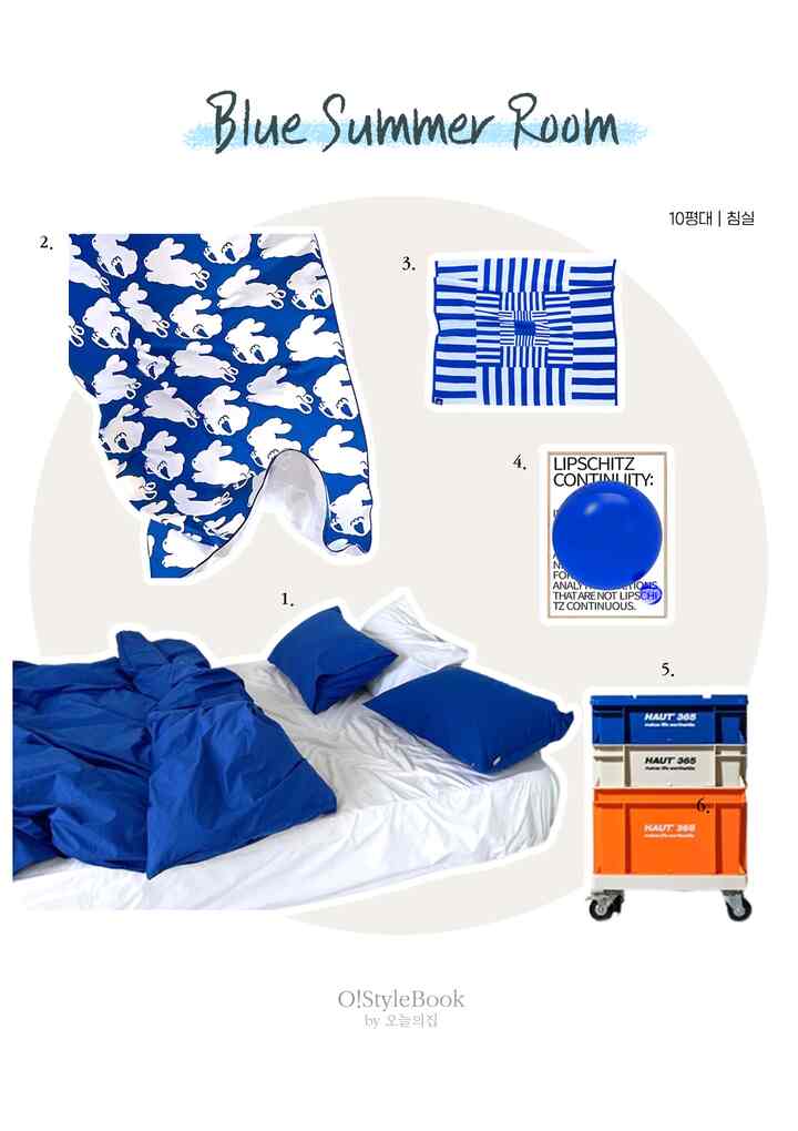 白いマットレスカバーと青い掛け布団カバーが配置された寝室、青のパターンが特徴的な夏用タオルとプラスチック製の移動式収納キャビネットがある涼しげな雰囲気のインテリア