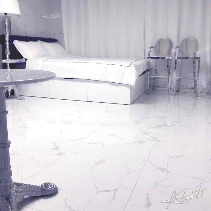 #biancocarrarapolicingtiles #biancocarraratexture #biancomarble #whitemarble #비앙코카라라폴리싱 #rivieramaison #리비에라메종 #WinstonWinetablewithLamp #윈스턴와인테이블위드램프 #바체어 #maricadesign #마리카디자인 #barchair #bedroomdecor #화이트침구 #호텔식침구  