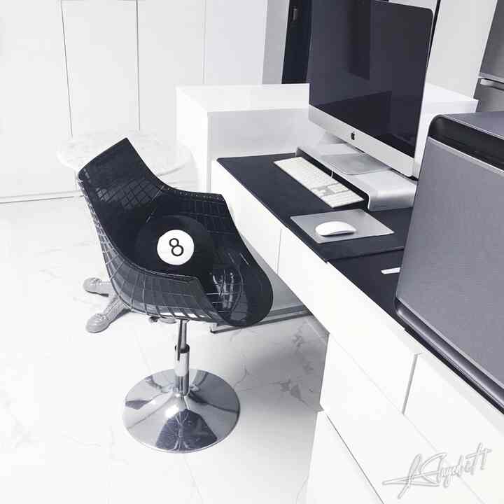 こんにちは：D 
ホワイト＆ブラック＆シルバー＆グレーが大好き
シングルライフ中の人（？）です。  

キュートなチョコミ10平台の柱状複合ワンルーム
できるだけ広く見えるように飾ってみようと努力してみました。  

明らかな事務用椅子に炎症を感じる
あえて
個人的にはよりクールなデザインだと感じる昔のiMac！

介入は最近の傾向とは少し異なります
ビスOO、オOOの個性あるカラー感をあまり好まないから
整頓された感じを維持するために、流行しない
モノトーンを追求しています！

高炉冷蔵庫も無風キューブ空気清浄機道
ダークグレー＆シルバートン！ぴったり好きです。
アルミステンレスチタンのメタル、クールトンが好きとも言います。  
（風水では冷たいオーラの材質はあまりありませんでした。 
改取が勝利した空間ですｗｗｗ）

 #오늘의우리집 #아이맥 #iMac #27inch #imac27 #아이맥27인치 #당구공쿠션 #이케아쿠션 #데스크테리어 #데스크매트 #모노톤인테리어 #블랙앤화이트 #블랙인테리어 #블랙앤화이트인테리어 #블랙체어 #데스크 #데스크꾸미기 #biancocarrarapolicingtiles #biancocarraratexture #biancomarble #whitemarble #비앙코카라라폴리싱 #대리석타일 #비앙코타일 #비앙코카라라 {2 #ビアンコカラーラタイル} #비앙코인테리어 #마블인테리어 #화이트마블  