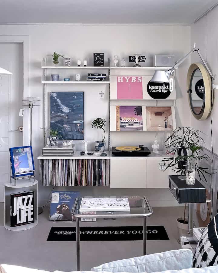 Summer vinyl is HYBS 🌊💙

I'll introduce you to HYBS's MAKING STEAK album, which is full of music for those who can't stand the warm summer and summer night emotions!

When you listen to this album, it feels like you're going on a drive to the Han River or the ocean while feeling the cool breeze. Even if you don't have a car, if you open the windows at home and listen to it, isn't that a home drive? 🥰 

The combination of the pink art cover and the yellow LP is really really lovely, and it goes well with the blue color scheme 💙🩷💛

If you display the cool Yoshigo poster, flower pot, and art book, you'll complete the summer mood! I hope you all can feel the summer atmosphere with music and props! 🍀

#Olife #오라이프추천 #오라이프4기 #취미 #취미일상 #수집존 #거실인테리어 #레어로우