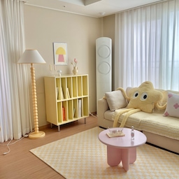 NEW 버터 수납장 ✨
트리니에서 새로나온 아케이드 수납장을 보내주셨습니다💛
심플한 디자인은 물론 색감도 제가 좋아하는 버터색이라 너무 마음에 들더라구요! 
저희집 거실에 놨는데 포인트로 완전 딱⭐️
책은 물론 lp판, 오브제 등 보관해두기도 좋고
취향대로 꾸밀 수 있어 더 좋은 것 같아요.
요 아케이드 수납장에는 특별한 비밀이 하나 있는데요! 
바로 뒤쪽으로 led 조명이 달려있다는 점이에요! 
낮에는 버터색 포인트로! 밤에는 조명 on💡으로
아늑하고 편안한 분위기를 만들어줘요.
간접조명이 주는 따스함 덕에 공간이 더욱더 포근하고 예뻐지더라구요.
덕분에 공간이 화사해진것 같아 마음에들어요! 
#트리니홈 #버터색가구 #수납장 #아케이드수납장 #멀티수납장 #lp수납장 #옐로우인테리어 #거실인테리어 #포스터 #인테리어포스터 #파스텔인테리어 #버터인테리어 #옐로우 #노란색인테리어 #거실꾸미기 #30평거실 #아파트인테리어 #아파트거실 #신혼집 #신혼집인테리어 #거실공간분리 #소파 #거실테이블 #협탁 #거실러그 #거실조명 #거실스탠드 #거실커튼 