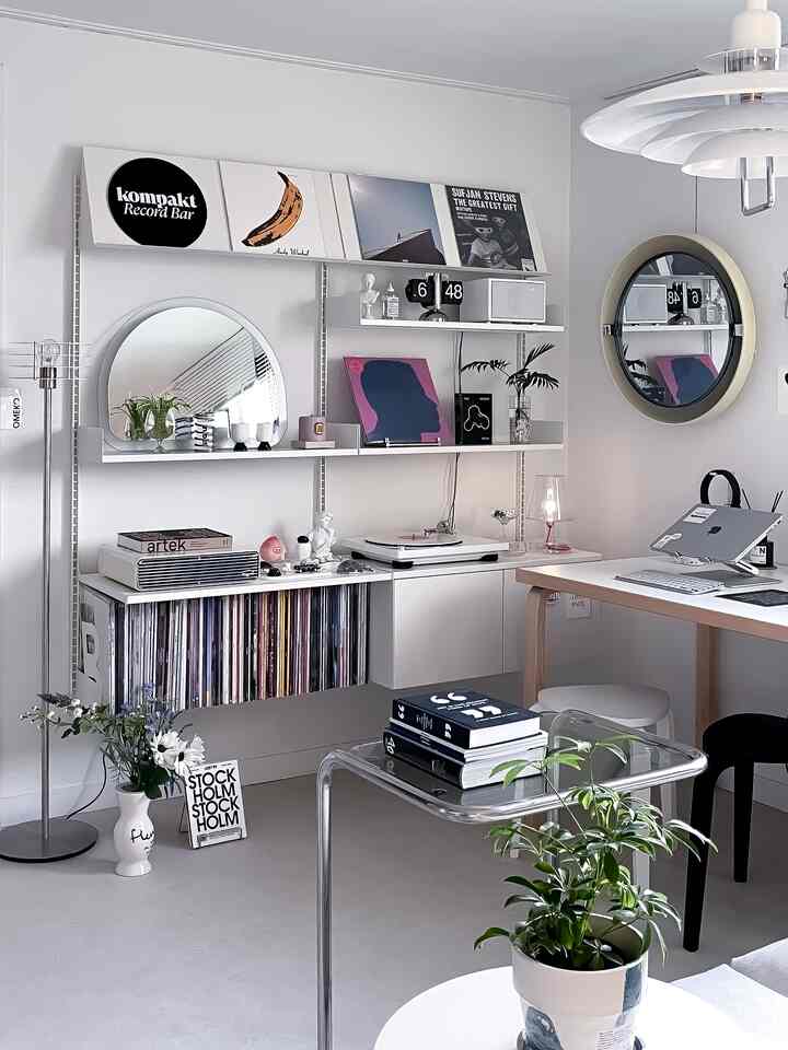 Christian Kuria at home on a hot summer day💖

I'll introduce the album Christian Kuria - Borderline, which you can listen to while feeling the cool air conditioning breeze! He's an artist with truly sensual music and dreamy tones 🪐

#OlifeRecommendation #오라이프 #수집가 #바이닐 #lp #음악감상실 #음악공간 #취미생활

