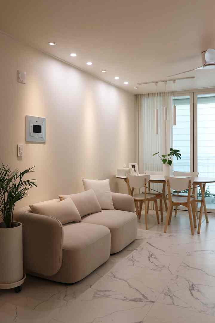 ホームスタイリングに変化を与え、リビングルームの照明をペンダントから埋め立てなどに変えたのですが、やっぱりやったことですね！見るたびにきれいだと思います。 

既存に取り付けた間接照明の間に3インチダウンライトを追加しましたが、好きなだけ照度確保にもなってリビングの雰囲気が一層快適に見えますよ～  #모던인테리어 #화이트인테리어  #홈스타일링 #오하우스 #오늘의집  #거실데코 #거실등  #매립등 #다운라이트 #조명 