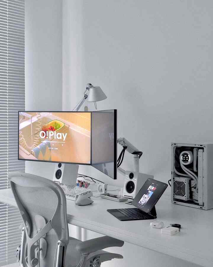 白を基調としたホームオフィス空間、ミニマルな白いデスクとハーマンミラーのエアロンチェアが配置された整然とした在宅勤務用書斎インテリア