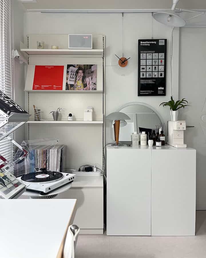 Vinyl yang kami perkenalkan hari ini adalah album tellusboutyourself dengan cover mengesankan dari Yerin yang sedang makan keripik kentang!

Ini adalah album full-length ke-2 yang dikemas dengan sangat baik yang berisi sebanyak 3 album, dan sampul serta jaket bagian dalamnya sangat cantik ㅜㅡㅜ

#Olife #Koleksi LP #KoleksiVinil #Kolektor #RuangDengarMusik #BarangDengarMusik #Meja Putar #Speaker #RakDinding #Cermin #Alat Peraga #KantorRumah #ZonaMusik #Vintage #InteriorRuang Tamu #Pencahayaan #Penyimpanan #Rak #Meja # Meja #Artek #Tempat Tisu