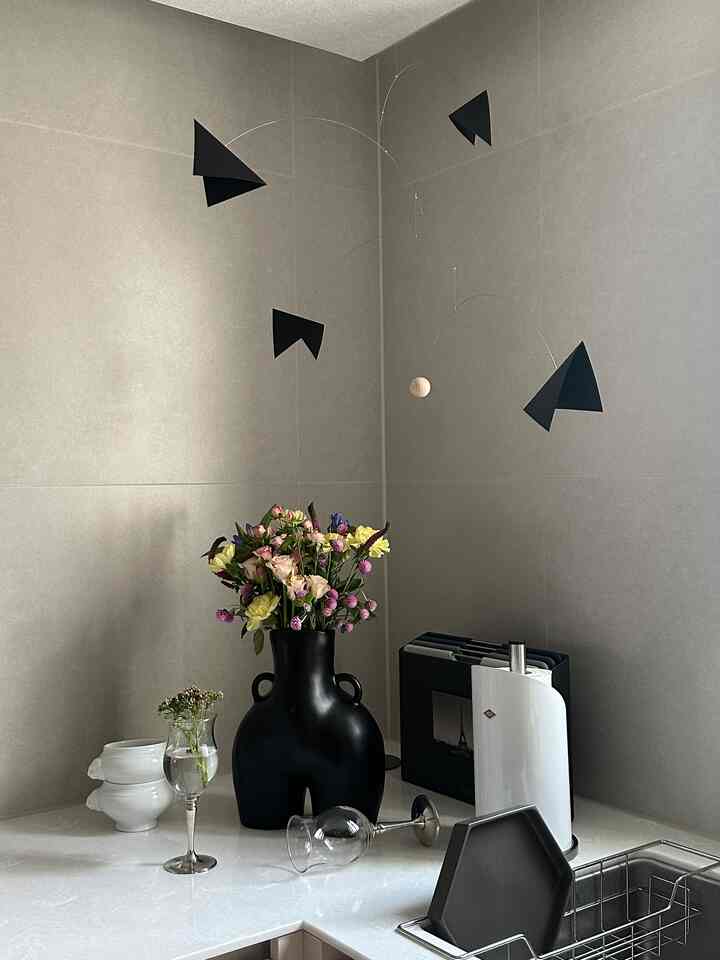 【花があってもなくてもきれいなオブジェ花瓶 Top5】


＃今月よく買ったアイテムを紹介し、整理してみる私たちの家の最愛の花瓶5つを紹介します🩶

私は家に花瓶ゾーンを作っておくほど花や花瓶をとても好きです。
だから家に花瓶が多い方です。
花瓶は使徒使も買いたいアイテムがずっとできますが
今は収納しなくてもオブジェ機能ができる花瓶中心に収集しようとしています。

だから今月は誕生日のお祝いの花瓶を買ってみました。
まさにアニサケルミッシュのラブハンドルの花瓶です！
名前と形は少し乱雑ですが、
前後にも活用が可能で、花を挙げなくても作品のような花瓶です。
いろいろな色の中で、私は一番あまり乱れた黒に聞こえました。
ずっしりとしたカラーとサイズが存在感の濃厚！
ポイントがちゃんとなってくれませんか？

＃オーハウスシーズン9＃今日のインスピレーション＃オーハウスピック＃インテリア小道具おすすめ 