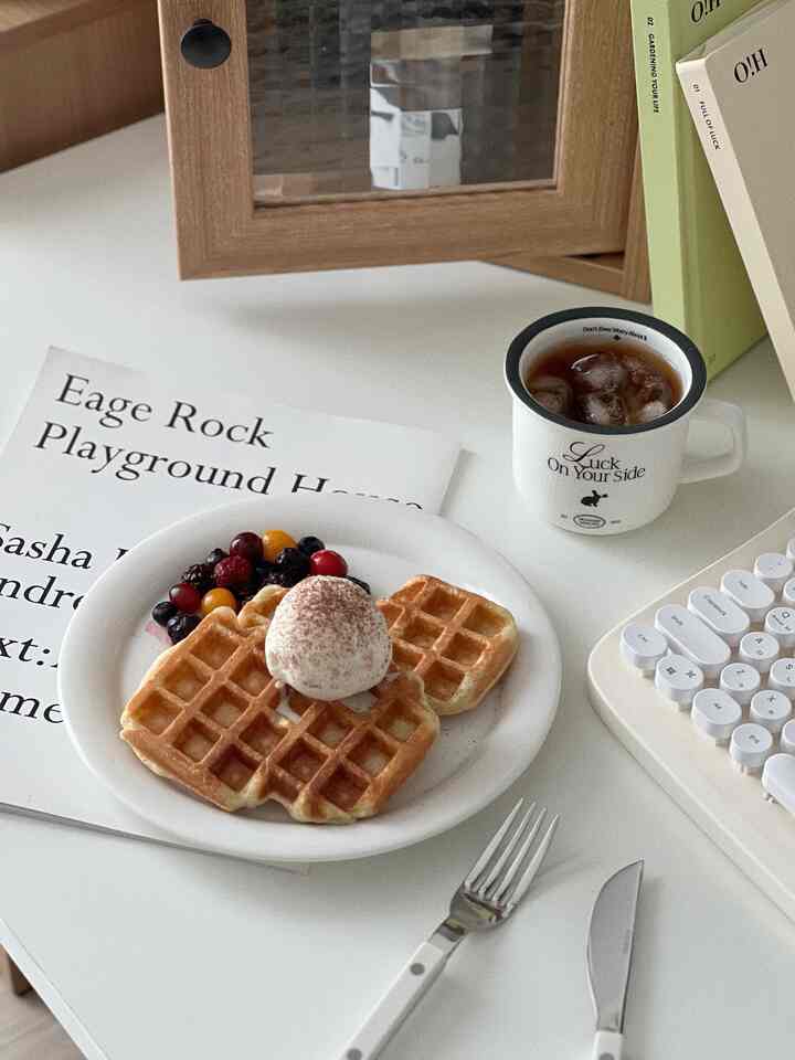 白い色調のダイニングテーブルにワッフルとアイスクリーム、アイスティーが置かれた雰囲気のあるおうちカフェ