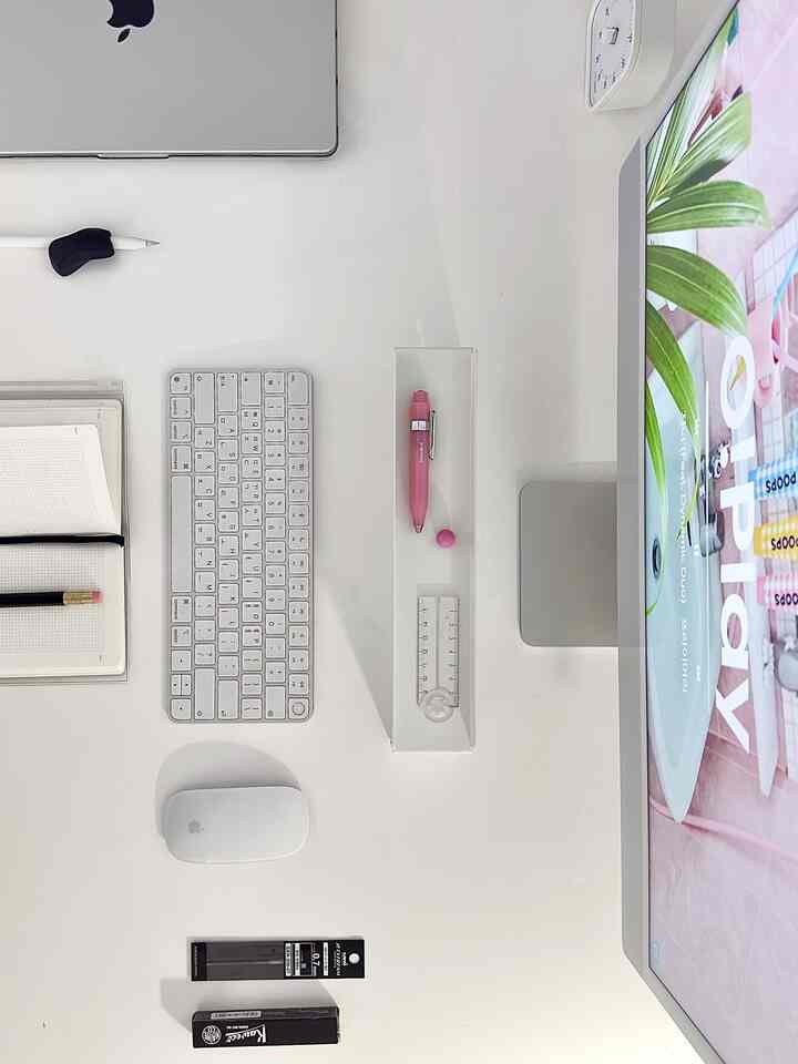 Gifts for Pink Lovers ➰ 𝗞𝗔𝗪𝗘𝗖𝗢 𝗦😷😷 𝗙♂️ 𝗕𝗮𝗹𝗹𝗽𝗼𝗶𝗻𝘁 𝗣𝗲𝗻 💝
A slightly translucent pink, brush pitaya color.
It is a ballpoint pen with a good grip because it is short but not thin,

It can be engraved when ordered, so I recommend it as a gift for yourself or others✨  

#Olife #수집  #문구수집 #펜 #볼펜 #문구덕후 #문구 #선물 #선물추천 #입사선물 #승진선물 #입학선물 #졸업선물 #벽꾸미기 #책상꾸미기 #데스크테리어 #아이맥 #맥북