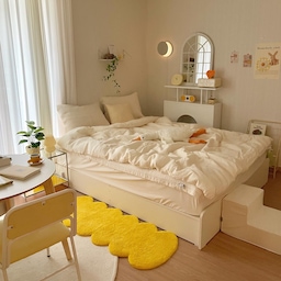 돌아온 아이보리 침구 💛
이사온 뒤로 안방은 항상 노란색 침구만 사용했었는데 오랜만에 아이보리 침구로 바꿔봤어요!
아이보리는 노랑과 다르게 더 깔끔하고 포근한 느낌이 드는 것 같아요 !! 😊 
색다른 매력이 있네요 💛
헬로우 슬립의 릴렉스 순면 피그먼트 줄누빔 차렵이불세트는 
고온에서 삶은 순면 피그먼트 워싱 가공에 
무형광 원단이라 자연스럽고 포근한 감촉과 은은한 색감의 이불이에요.
가볍지만 보온성은 뛰어난 옥수수솜 충전재로
덮으면 폭신폭신 너무 기분 좋더라구요 ✨
덕분에 돌아오는 가을도 포근하게 잠들 수 있을 것 같아요 🍂😴
#제품제공 #헬로우슬립 #차렵이불 #가을이불 #차렵이불추천 #침실인테리어 #노란색인테리어 #아이보리침구 #옐로우인테리어 #버터인테리어 #안방꾸미기 #안방인테리어 #신혼부부침실 #신혼부부인테리어 #거울 #아치형거울 #창문형거울 #포스터 #인테리어포스터 #빈티지포스터 #벽난로콘솔 #러그 #테이블 #원형테이블 
