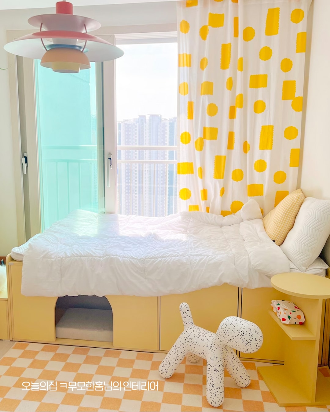 Round Side Table with Built-In Bookshelf user photo