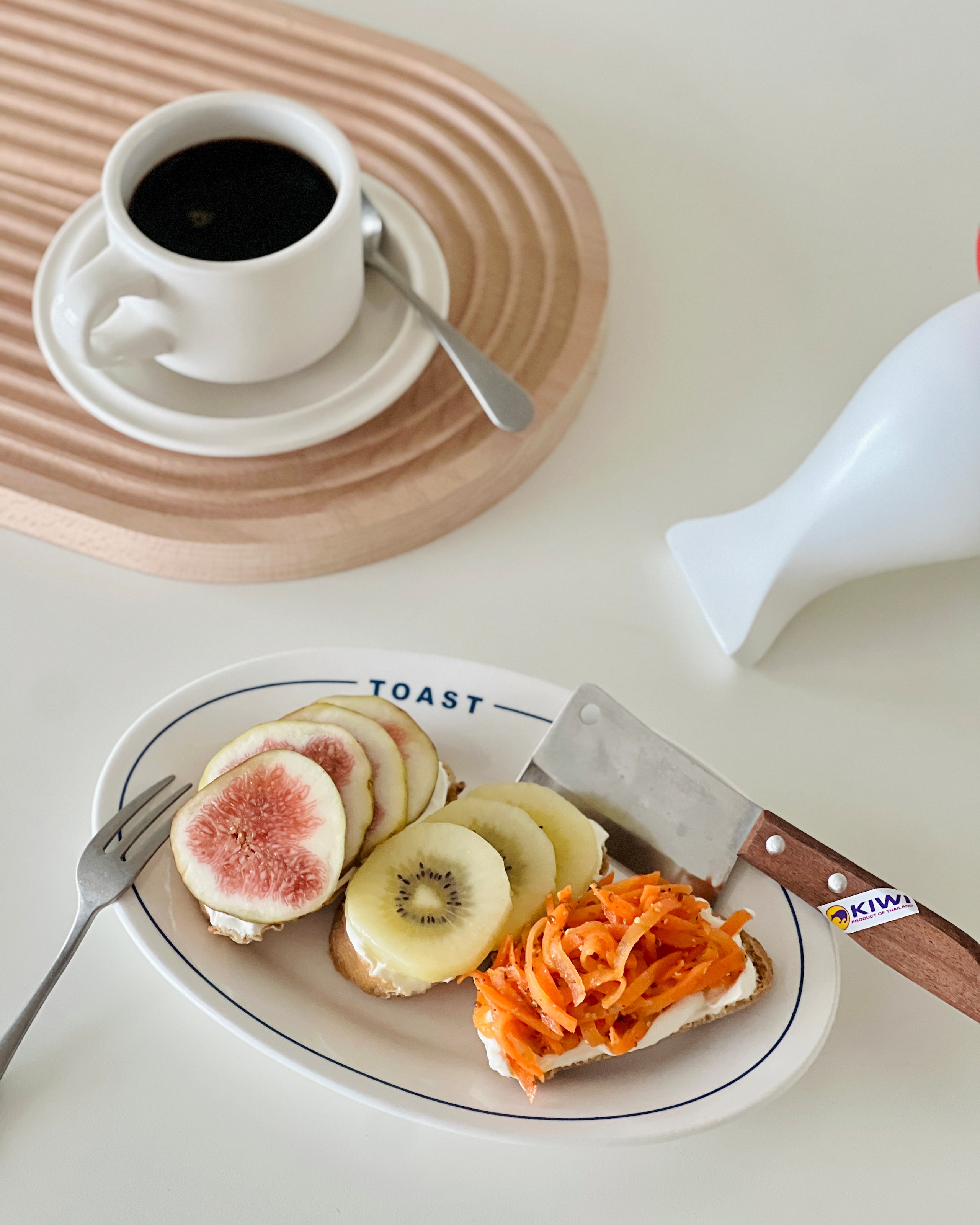 Glossy Ceramic Cup & Saucer Set user photo