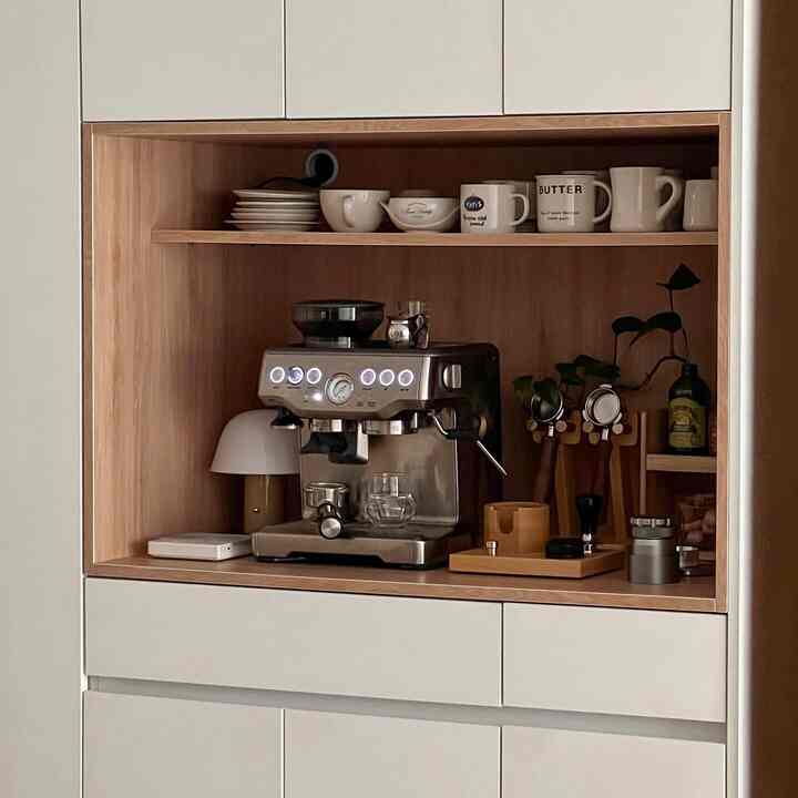 Exciting ➰ 

White & wood kitchen interior that feels good just by looking at it🤎

#Home cafe zone #에스프레소머신  #홈카페존 #브레빌 #브레빌870 #커피머신 #화이트우드인테리어 #주방리모델링 #홈카페용품 #오하우스시즌9 
