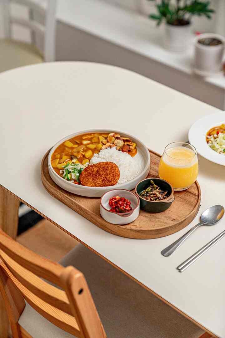 #오늘의집밥
#Ohouse Season 9
#Curry

My husband and I who enjoy Abiko curry!
My wife said she would make curry in Abiko style this time,
and she made the best curry ever...

Potato croquette and oven-baked garlic, perfectㅠ.ㅠ
Thank you for always making such delicious food.