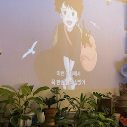 "이런 마을에서 꼭 한번 살고 싶었어"
여러분들은 꼭 한번 살아보고 싶은 마을이 있나요?
저는 제 기억이 남아있는 순간부터 [시골] 로망이 있어요.
친척집도 전부 집 근처, 혹은 같이 살고 계셔서 명절마다 시골 친척집으로 가는 친구들이 정말 부러웠어요.
종종 친구들이 시골에서 찍은 사진을 보여주면 정말 환상 속의 마을이었어요.
양쪽으로 펼쳐진 논과 밭, 그 사이로 난 좁은 듯 넓은 길.
깨끗하게 닦인 듯 울퉁불퉁한 도로들.
도시에 살면서 물론 편한 부분도 많지만, 종종 느껴지는 그 삭막함이 불편하게 다가오더라구요.
물론 시골이라고 다 따듯한 분위기, 서로 인사하고 지내고 이런건 아니지만...
그래도 언젠가 한번쯤은 "이런 마을에서 꼭 한번 살고 싶었어" 라는 말을 직접 내뱉는 시간이 왔으면 좋겠네요 :)
#오하우스시즌9 #오늘의기록 #마녀배달부키키 #지브리 #지브리인테리어 #식집사일상 #식집사 #일상기록 #생각 #로망 #작은방꾸미기 #방꾸미기 #빔테리어 #미니빔프로젝터 #식물키우기 #식물인테리어 #플랜테리어 #벽꾸미기 #빈티지인테리어 