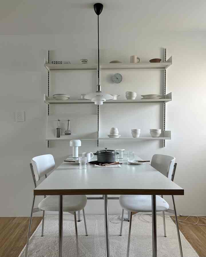 The rare shelf installed in my kitchen changed the empty kitchen wall into a trendy one.

It seems that many people prefer it because it decorates the space with presence not only in the desk interior but also in the kitchen or living room.

It is said that each shelf can hold up to 20kg, so it would be good to use it for storing dishes.

However, installation may not be possible depending on the wall finish, so you should check in advance and purchase it. ^^

#Ohaus Season 9 #오하우스픽 #주방꾸미기 #주방인테리어 #식탁 #다이닝식탁 #다이닝룸꾸미기 #식탁의자 #디엘로 #레어로우벽선반 #선반꾸미기
