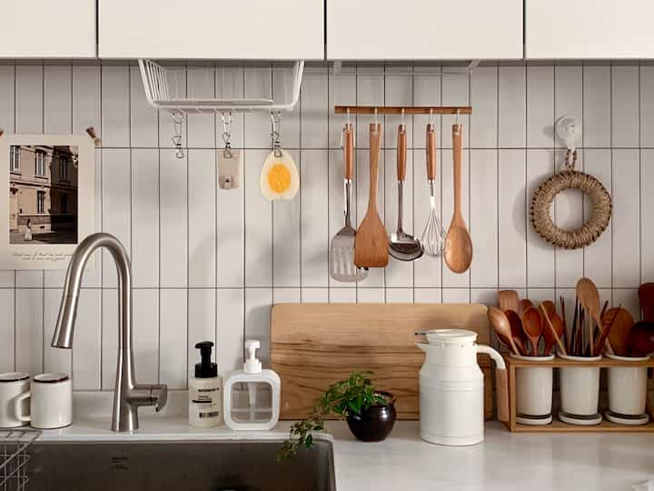#칼각수납 Bagian dapur📝

Setelah pindah, saya sibuk mendekorasi rumah.
Baru sekarang saya mulai lebih memperhatikan penyimpanan/organisasi.

Orang seharusnya tidak hanya mempercantik penampilannya, tapi juga
Sama seperti Anda perlu menjaga isi perut Anda tetap cantik,
Saat ini kita menyadari bahwa rumah yang kita tempati harus tetap dijaga keindahannya baik dari luar maupun dari dalam.

Akhir-akhir ini suamiku terus bilang dia punya penyakit badan..😅
Saya akan menunjukkan secara singkat bagaimana saya mengatur dan menyimpannya!

-

[Bagian atas dan dinding dapur]

1. Rak peralatan masak
Saya mencari satu set peralatan masak cantik untuk dapur kayu saya.
Saya khawatir karena saya tidak punya tempat untuk menaruhnya.
Saya akhirnya menemukan gantungan kayu yang sangat cocok!
Ini adalah produk yang dapat digunakan dengan cara digantung di lemari bagian atas.
Ini adalah produk yang sangat mudah dipasang dan memiliki desain cantik, jadi saya sangat puas!

2. Rak baja gantung
Produk ini juga dapat digunakan dengan cara digantung pada lemari bagian atas.
Saya menggunakannya untuk meletakkan talenan kecil.
Memiliki desain yang clean sehingga tidak merusak interior dapur :)

3. Gantungan tipe hisap
Saya membelinya karena ingin menggantung dudukan pot rotan.
Dinding dapur terisi dengan indah sehingga tidak terasa kosong.
Anda dapat menciptakan interior yang indah hanya dengan mengatur penyimpanan! 
Bukankah membunuh dua burung dengan satu batu?

4. Wadah alat makan 3 baris
Tiga tong keramik disambungkan ke dudukan kayu.
Ini adalah kotak peralatan makan yang sangat cocok dengan dapur kayu.
Semua peralatan makan dan memasak terbuat dari kayu🤎
Bukankah ada banyak variasi barang penyimpanan dapur berbahan kayu?


#OHAUS #오하우스시즌9 #오하우스픽 #수납정리 #수납꿀팁 #수납꿀템 #이번달잘샀템 #예쁜템최고야 #우드인테리어 #주방수납 #주방인테리어 